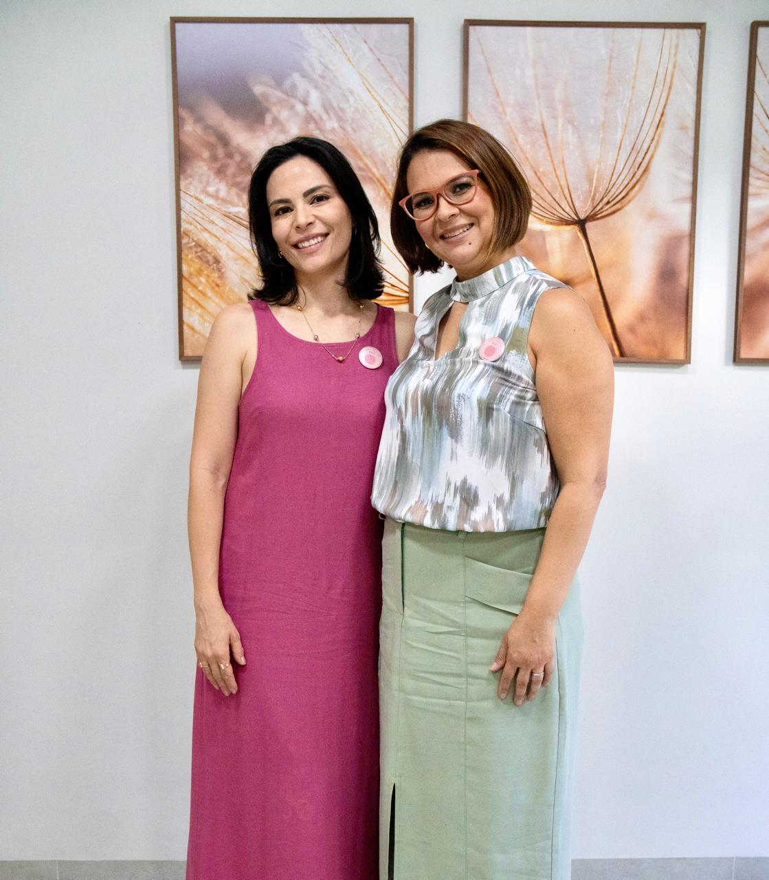 Grupo de mães conversando em ambiente acolhedor